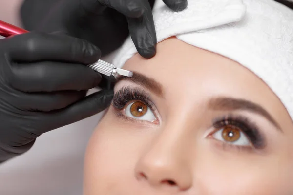 Eyebrow Tattoo or Eyebrow transplant? Differences and Choices for 2026